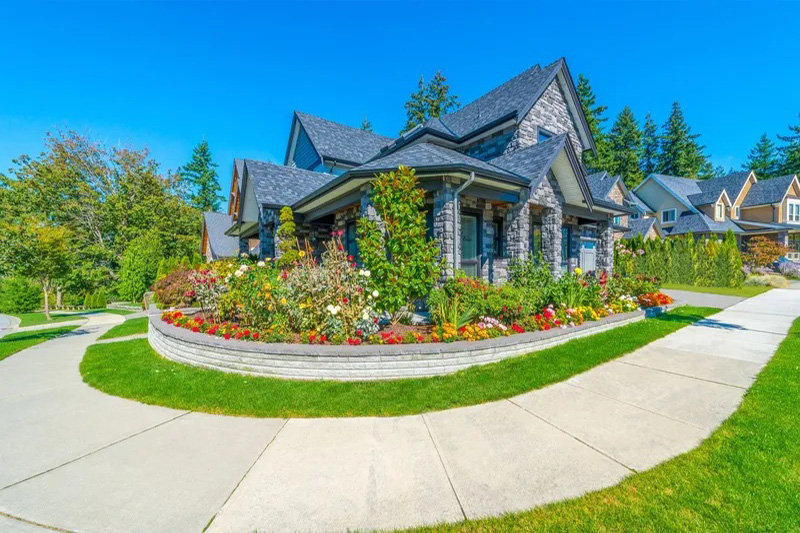 retaining wall on front yard lawn